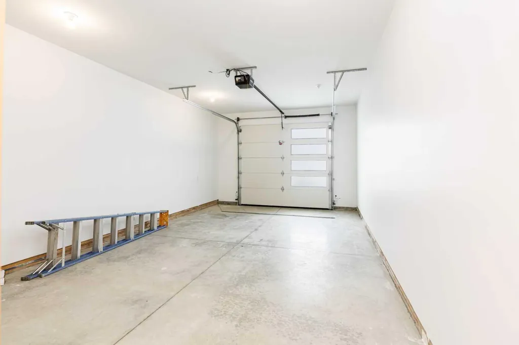 4738 49a Avenue Lacombe AB T4L 1N4