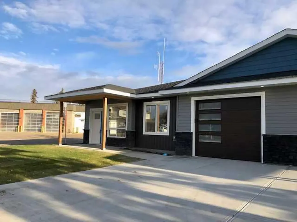 4738 49a Avenue Lacombe AB T4L 1N4