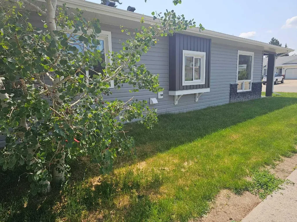 4738 49a Avenue Lacombe AB T4L 1N4