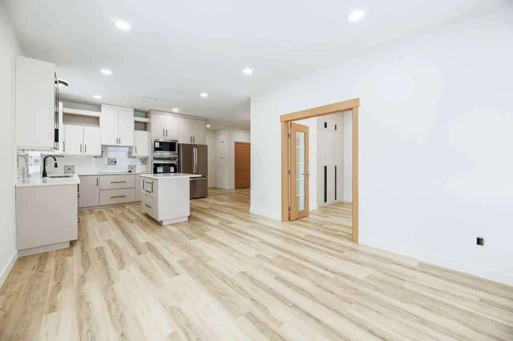 4738 49a Avenue Lacombe AB T4L 1N4