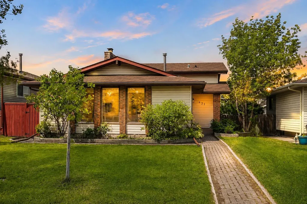 471 Berkley Crescent NW Calgary AB T3K 1A9