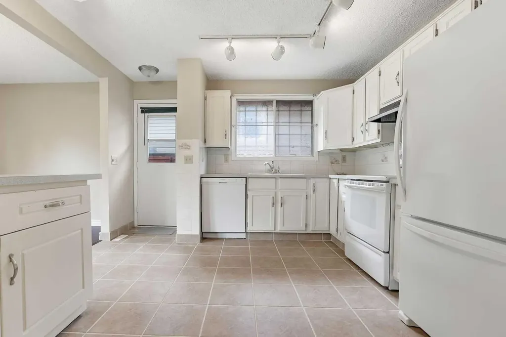 471 Berkley Crescent NW Calgary AB T3K 1A9
