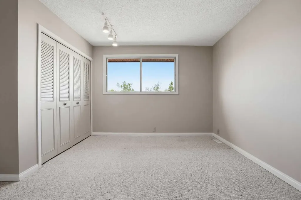 471 Berkley Crescent NW Calgary AB T3K 1A9