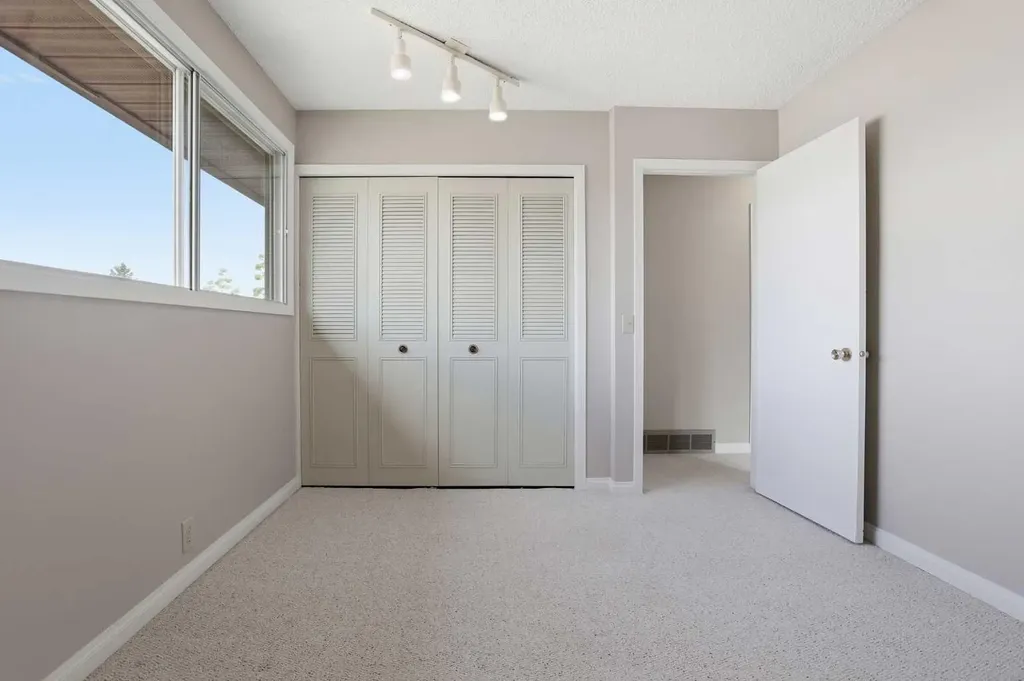 471 Berkley Crescent NW Calgary AB T3K 1A9