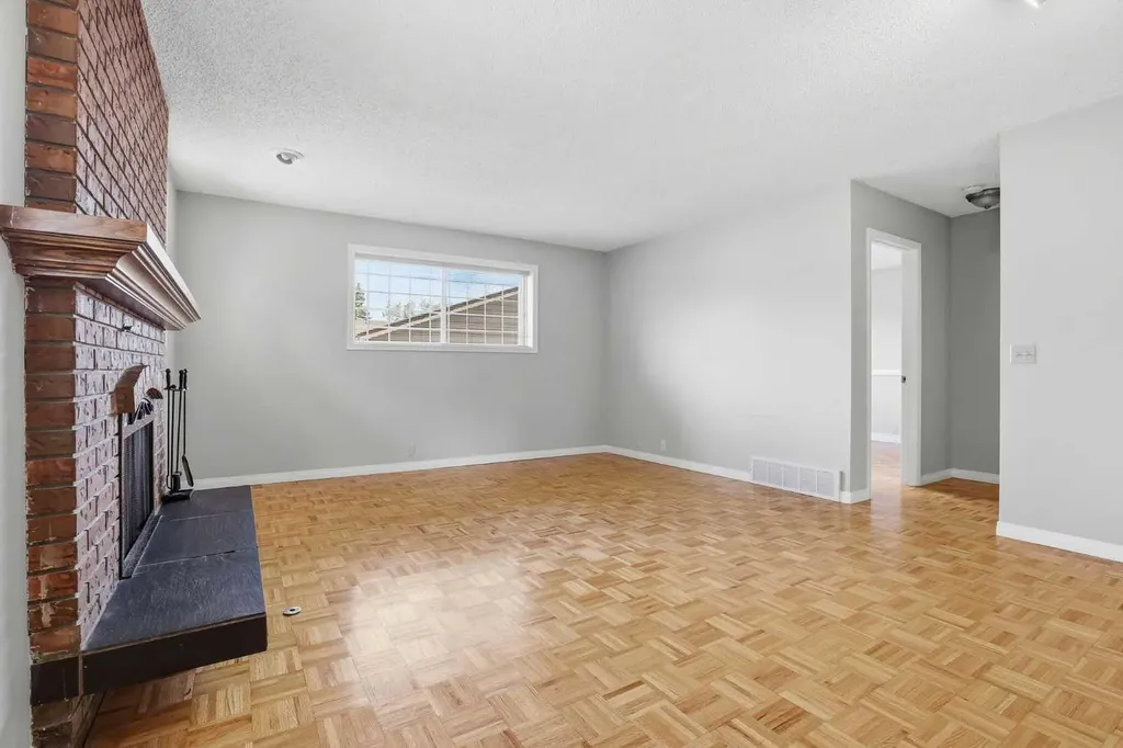 471 Berkley Crescent NW Calgary AB T3K 1A9