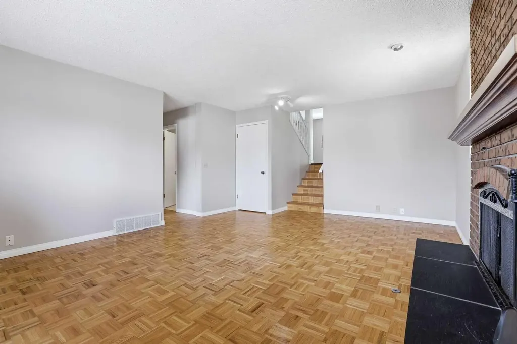 471 Berkley Crescent NW Calgary AB T3K 1A9