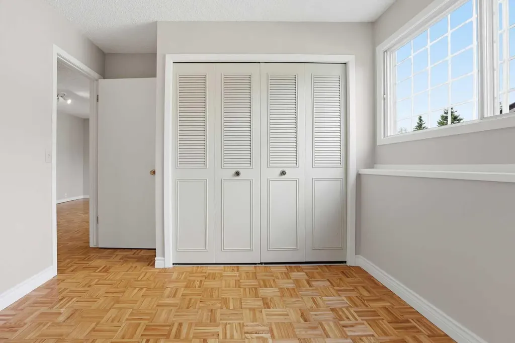 471 Berkley Crescent NW Calgary AB T3K 1A9