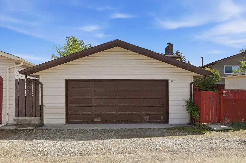 471 Berkley Crescent NW Calgary AB T3K 1A9