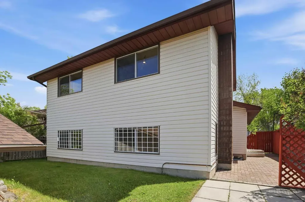 471 Berkley Crescent NW Calgary AB T3K 1A9