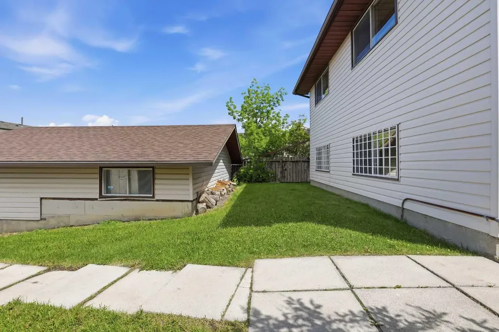 471 Berkley Crescent NW Calgary AB T3K 1A9