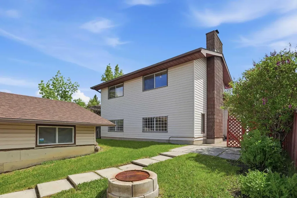 471 Berkley Crescent NW Calgary AB T3K 1A9