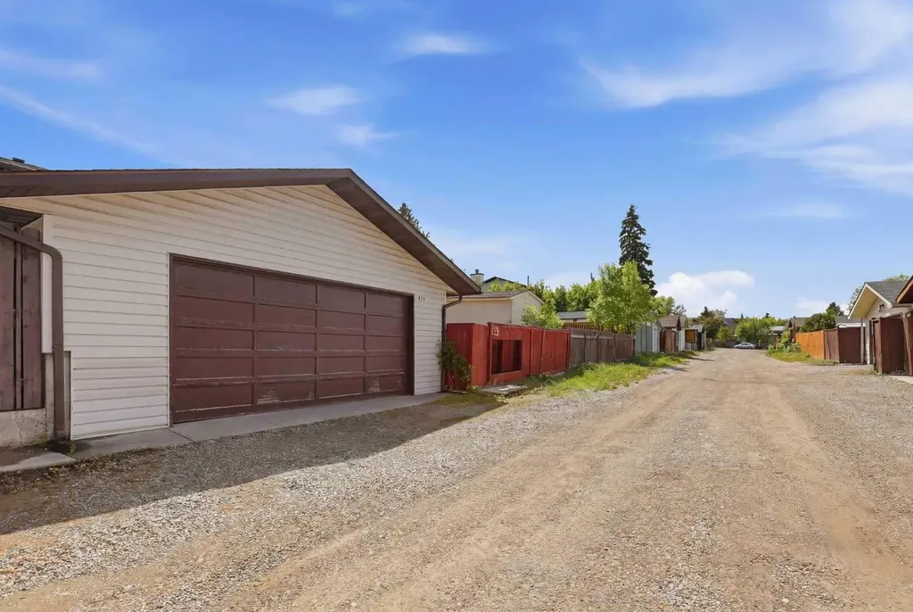471 Berkley Crescent NW Calgary AB T3K 1A9