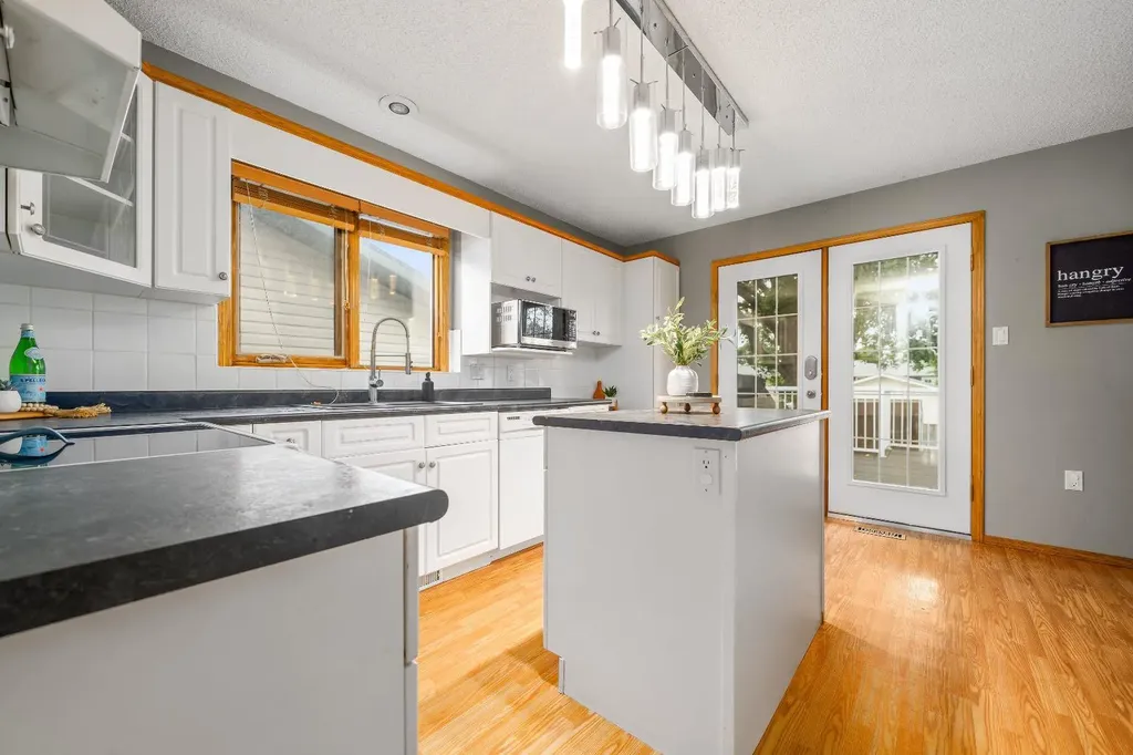 806 7 Street SE Redcliff AB T0J 2P0