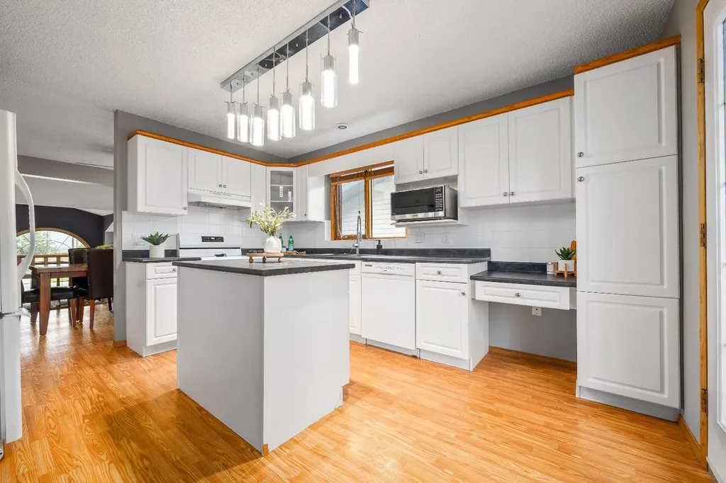 806 7 Street SE Redcliff AB T0J 2P0