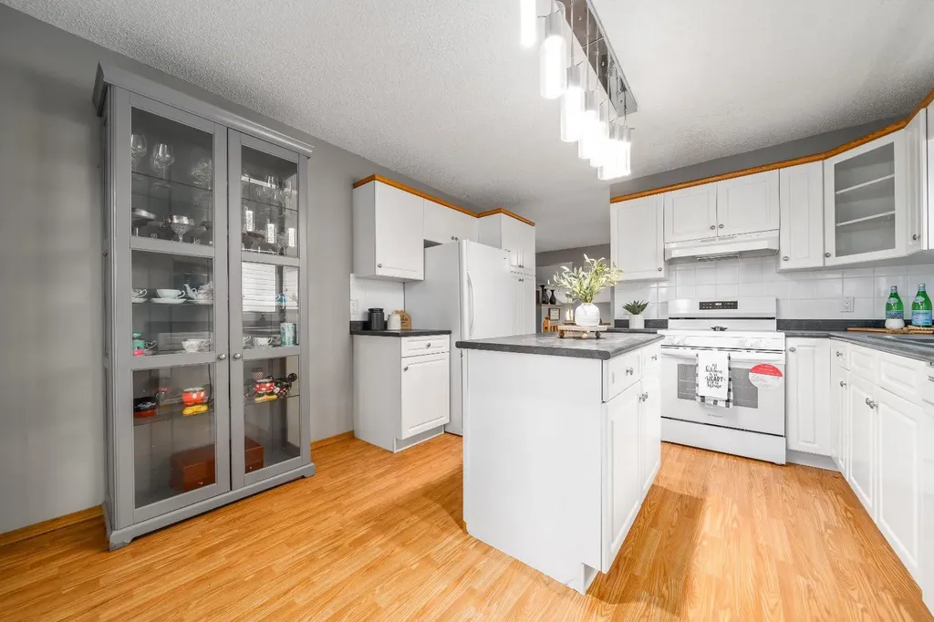 806 7 Street SE Redcliff AB T0J 2P0