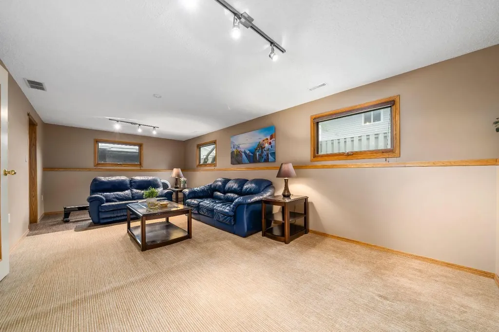 806 7 Street SE Redcliff AB T0J 2P0