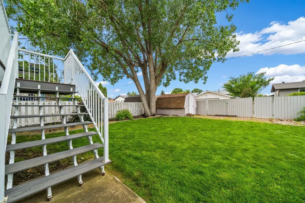 806 7 Street SE Redcliff AB T0J 2P0