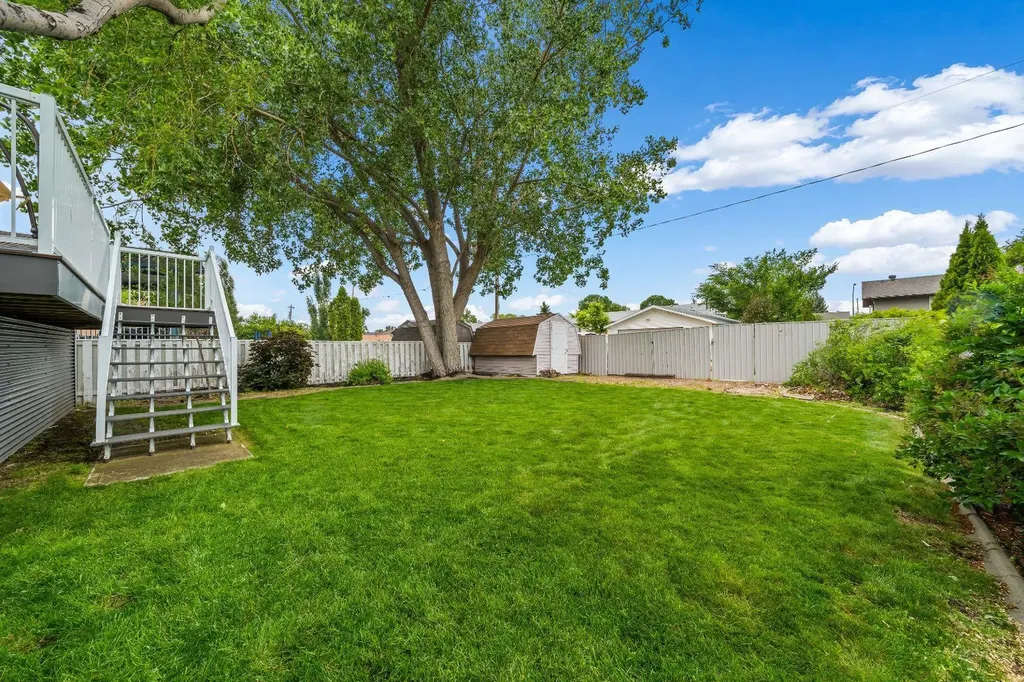 806 7 Street SE Redcliff AB T0J 2P0