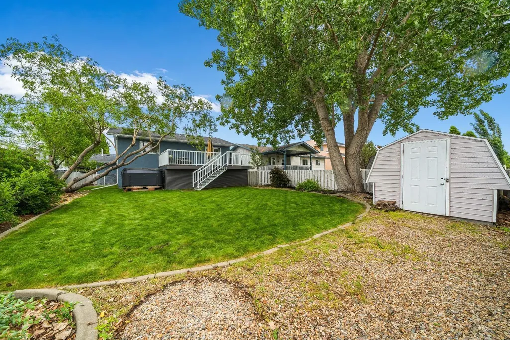 806 7 Street SE Redcliff AB T0J 2P0