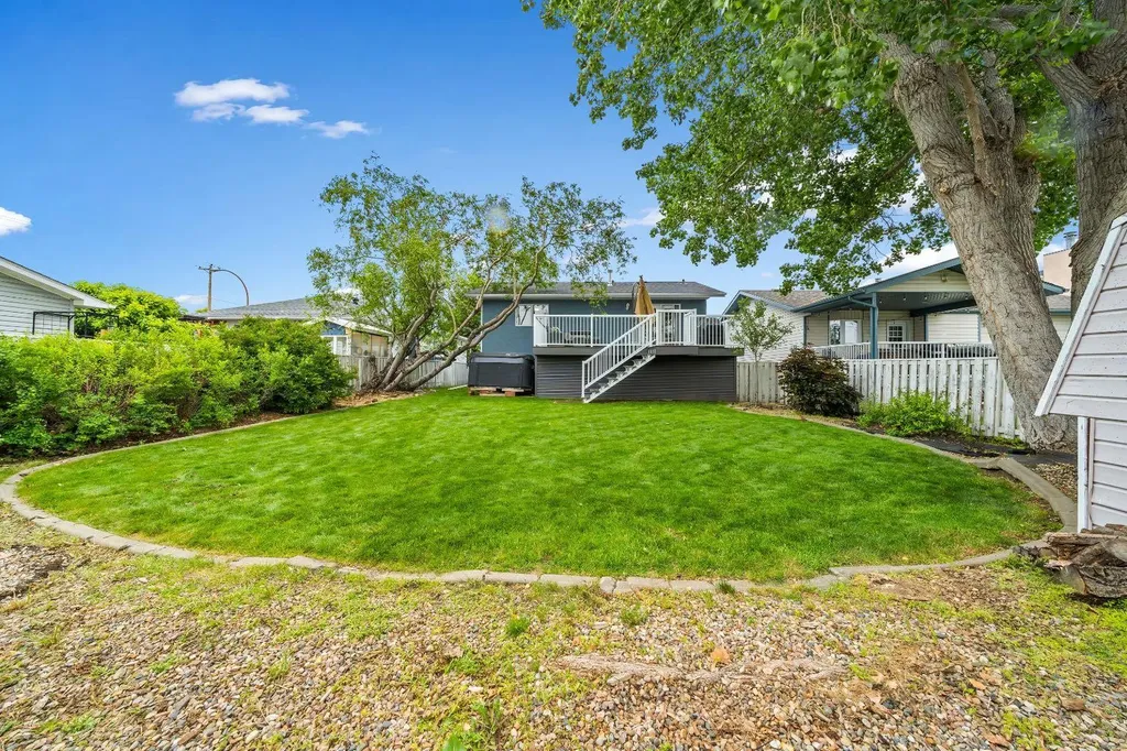 806 7 Street SE Redcliff AB T0J 2P0