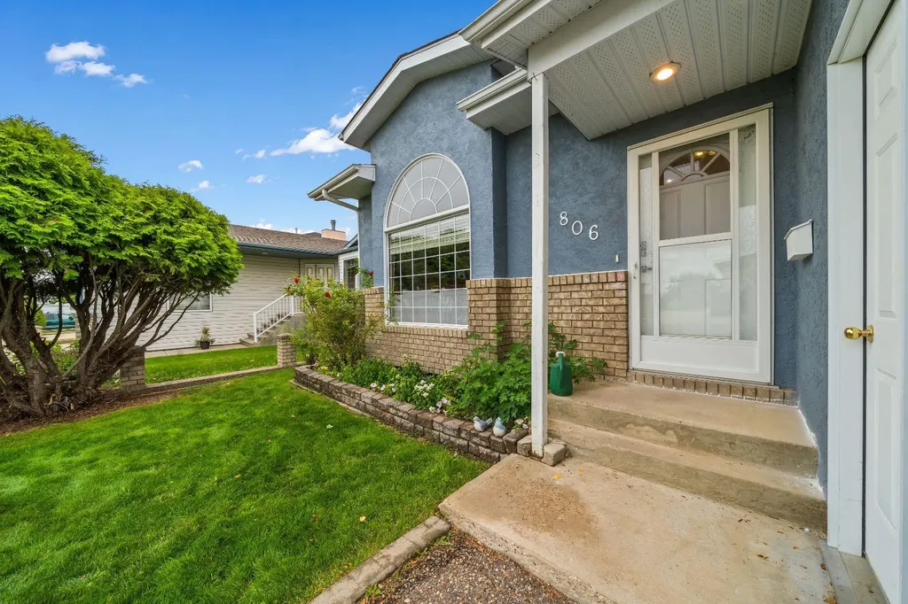 806 7 Street SE Redcliff AB T0J 2P0