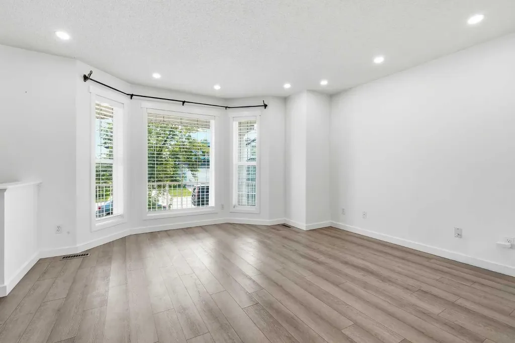 5 Coville Bay NE Calgary AB T3K 5V8
