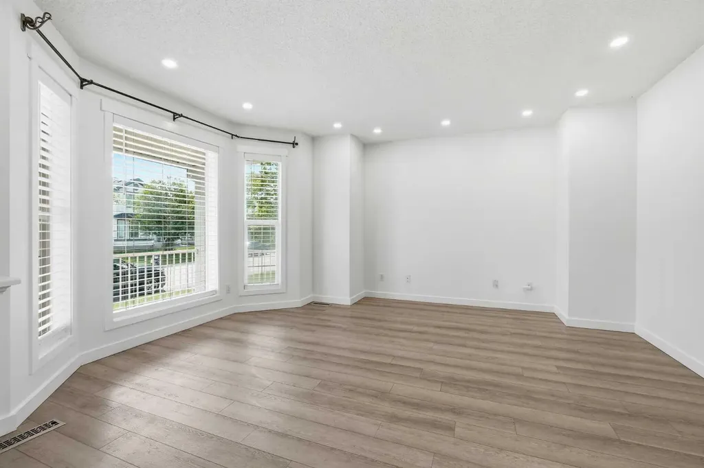 5 Coville Bay NE Calgary AB T3K 5V8