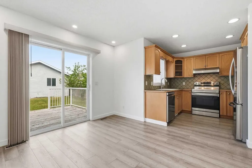 5 Coville Bay NE Calgary AB T3K 5V8