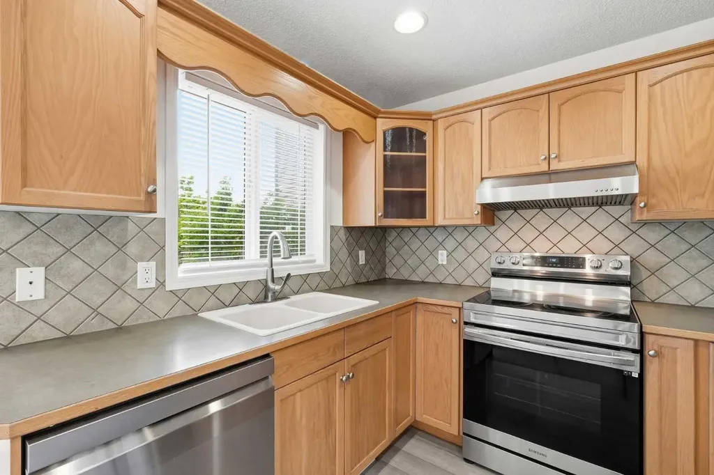 5 Coville Bay NE Calgary AB T3K 5V8