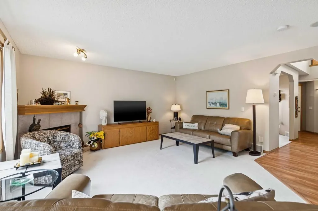 859 Somerset Drive SW Calgary AB T2Y 3P5