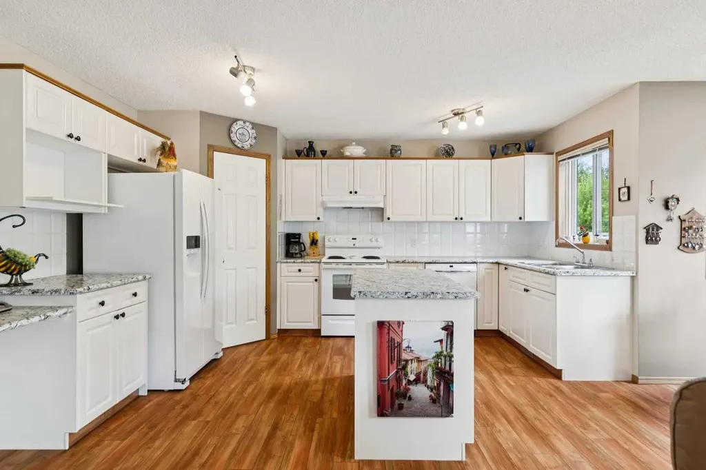859 Somerset Drive SW Calgary AB T2Y 3P5