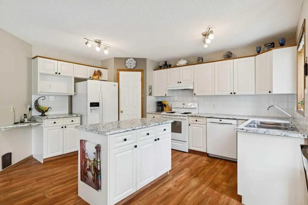 859 Somerset Drive SW Calgary AB T2Y 3P5