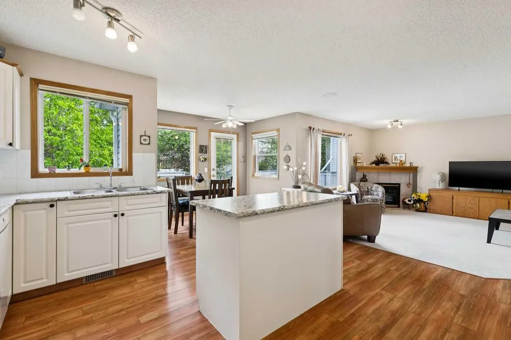 859 Somerset Drive SW Calgary AB T2Y 3P5