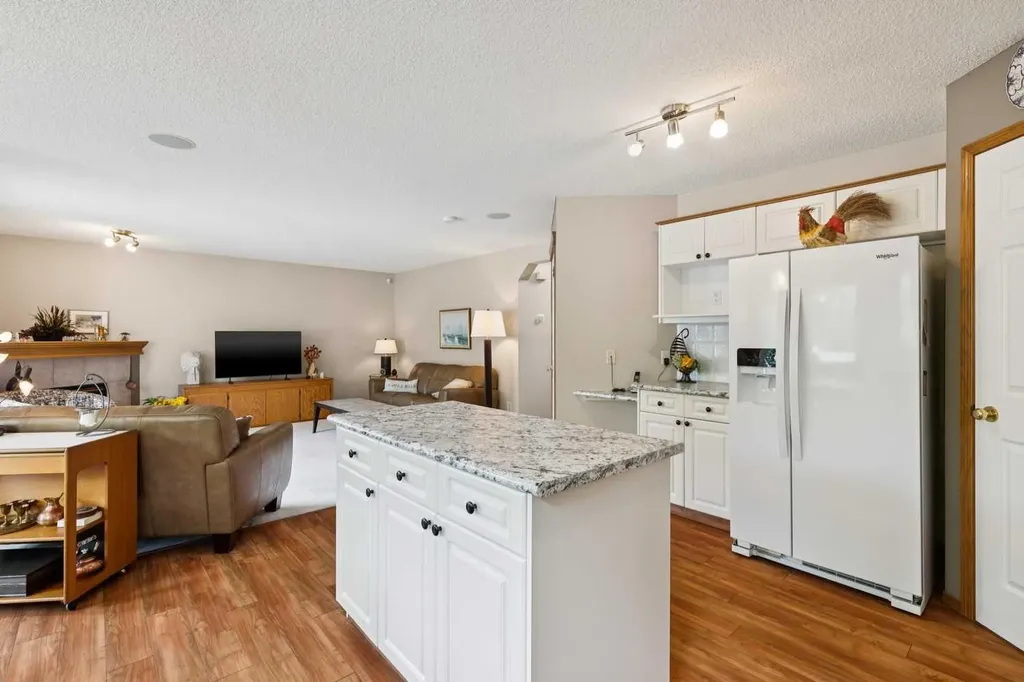 859 Somerset Drive SW Calgary AB T2Y 3P5