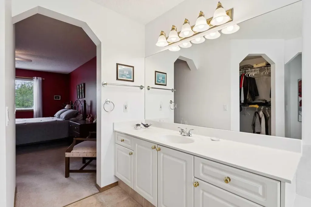 859 Somerset Drive SW Calgary AB T2Y 3P5