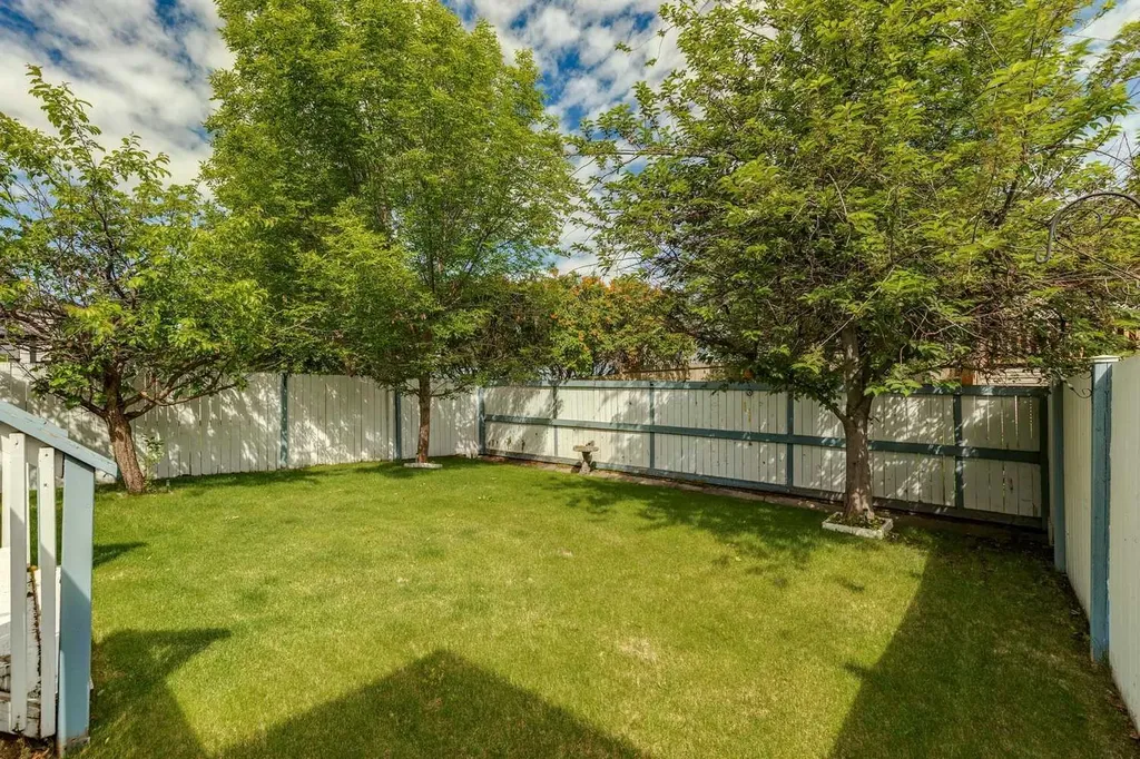 859 Somerset Drive SW Calgary AB T2Y 3P5