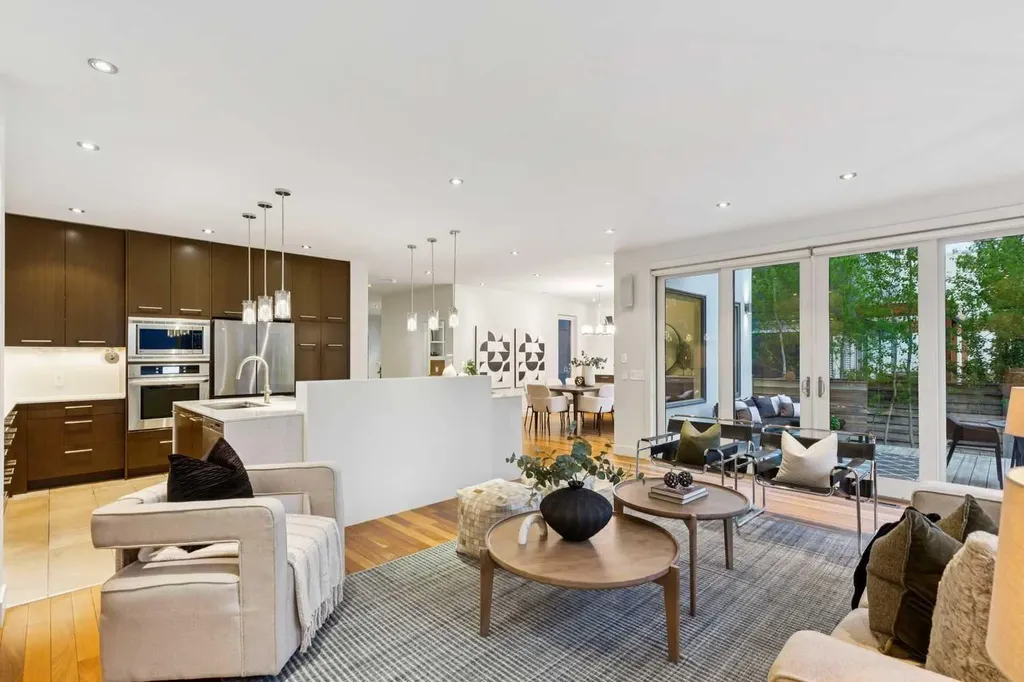 31 Wexford Way SW Calgary AB T3H 0H1