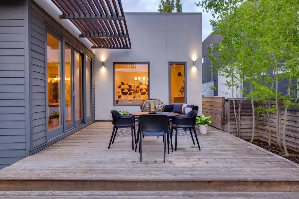 31 Wexford Way SW Calgary AB T3H 0H1