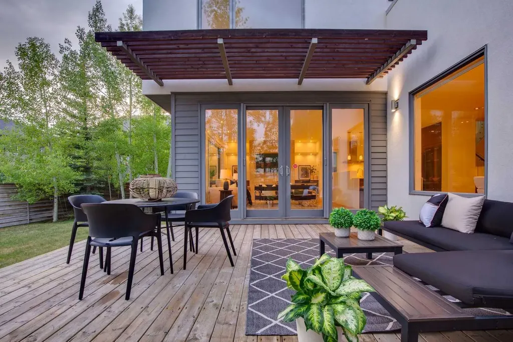 31 Wexford Way SW Calgary AB T3H 0H1