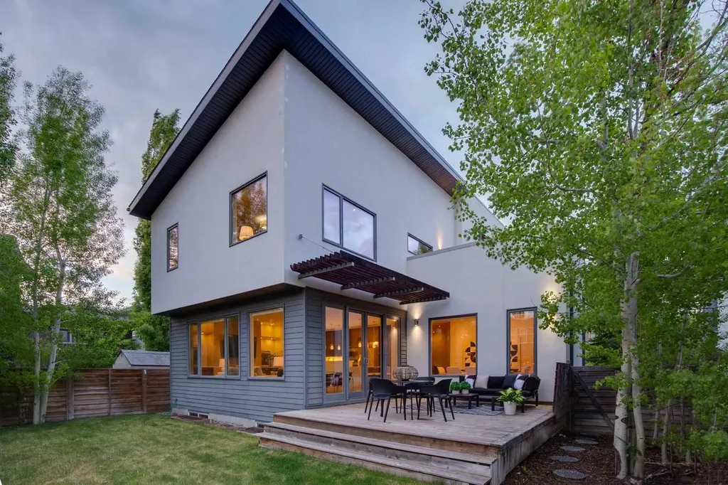 31 Wexford Way SW Calgary AB T3H 0H1