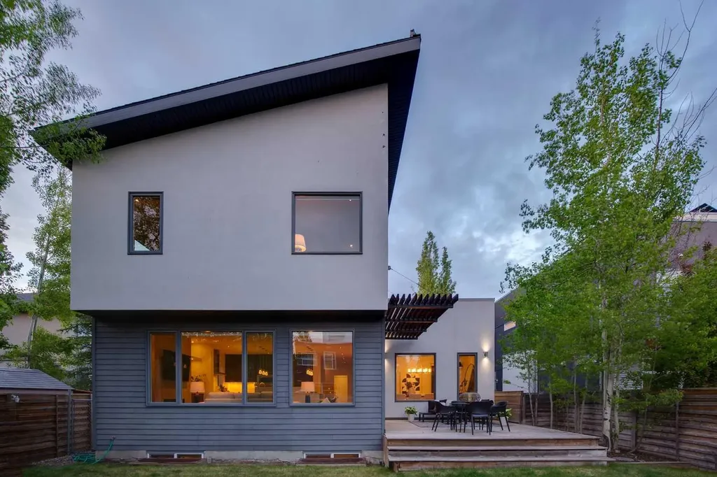 31 Wexford Way SW Calgary AB T3H 0H1