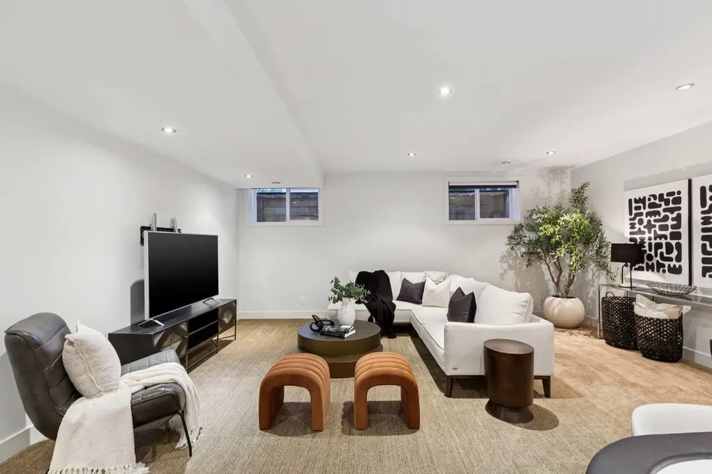 31 Wexford Way SW Calgary AB T3H 0H1