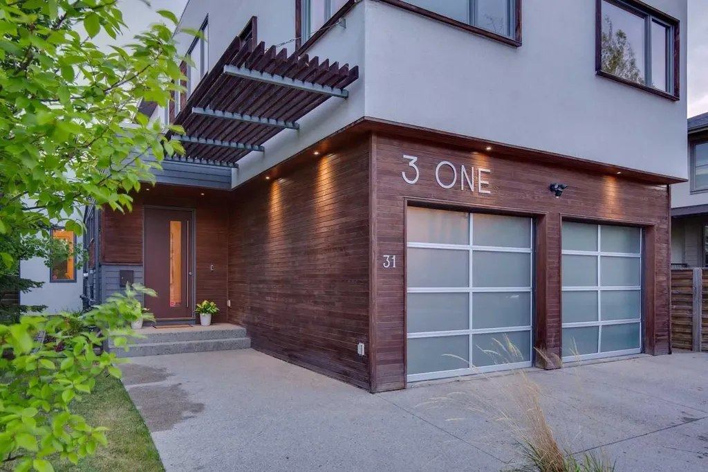 31 Wexford Way SW Calgary AB T3H 0H1