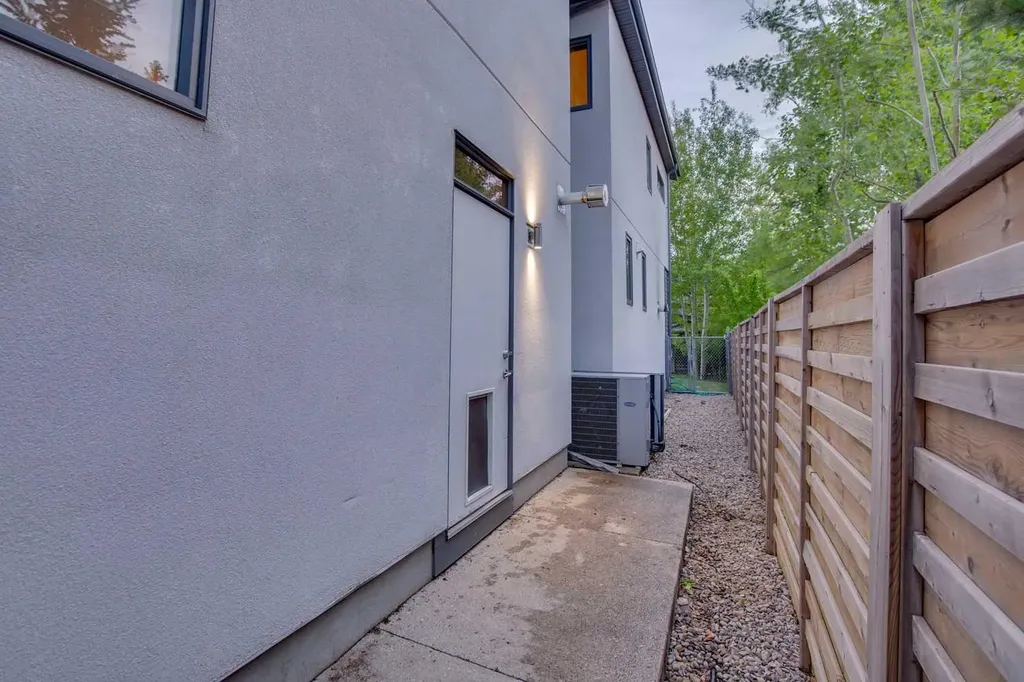 31 Wexford Way SW Calgary AB T3H 0H1