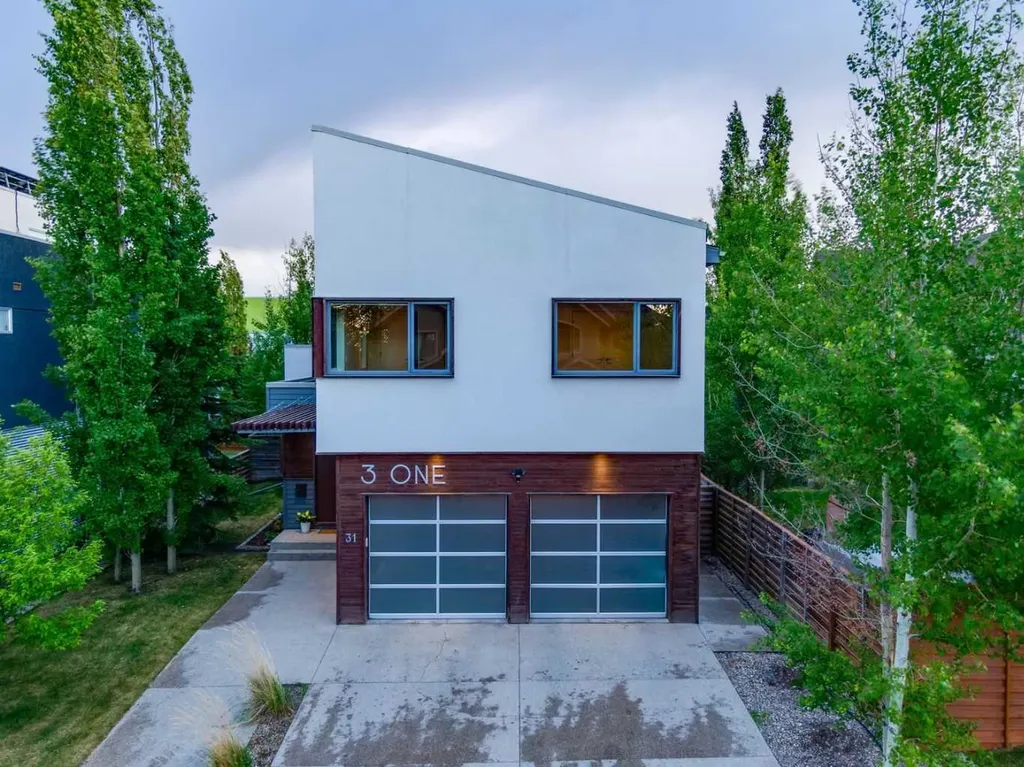 31 Wexford Way SW Calgary AB T3H 0H1