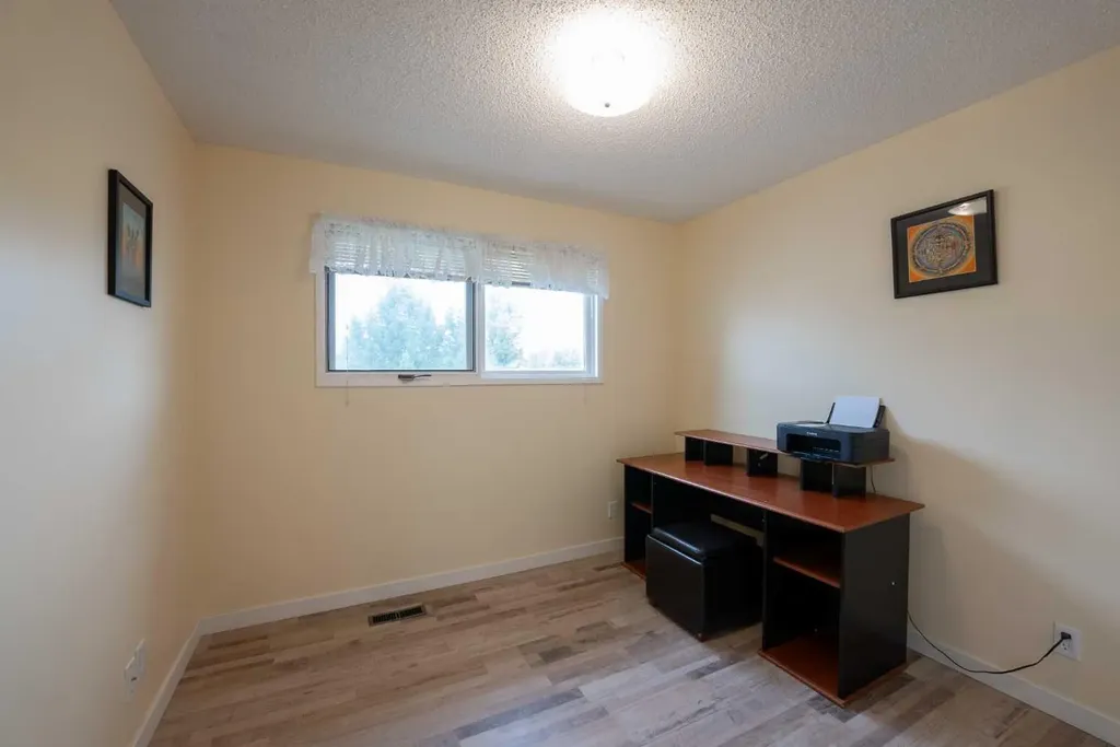 23 Selkirk Road W Lethbridge AB T1K 4N4