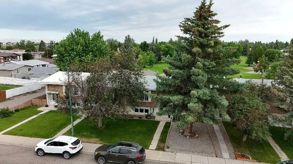 23 Selkirk Road W Lethbridge AB T1K 4N4