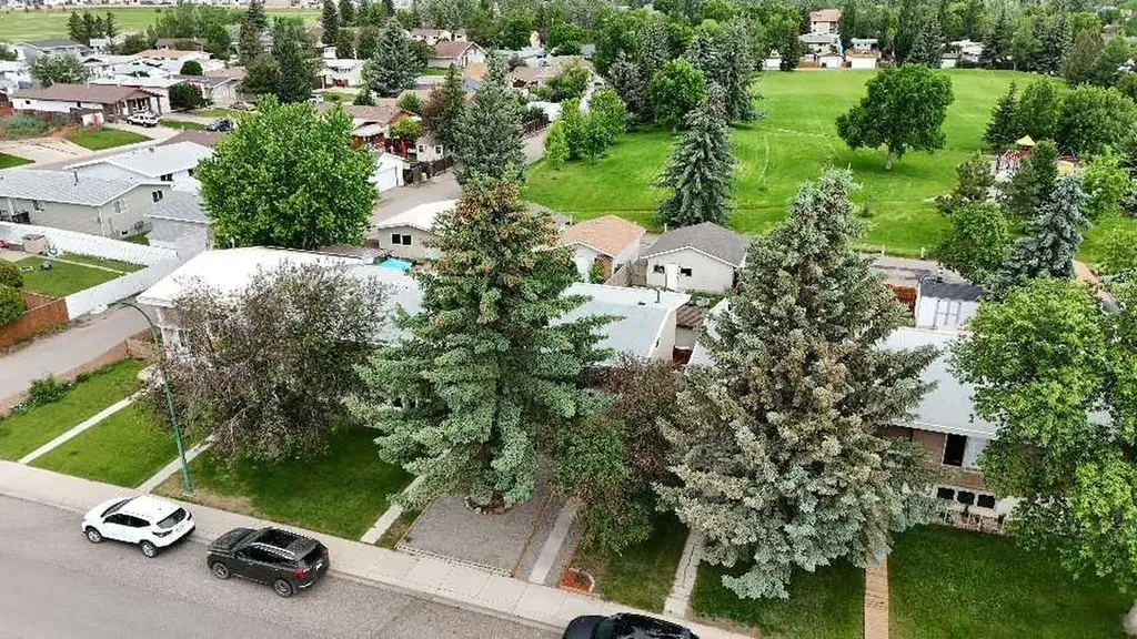23 Selkirk Road W Lethbridge AB T1K 4N4