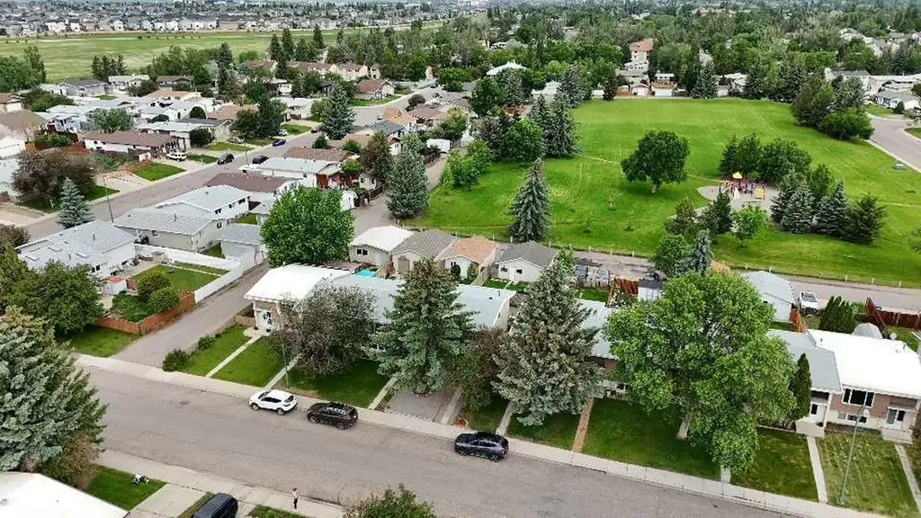 23 Selkirk Road W Lethbridge AB T1K 4N4