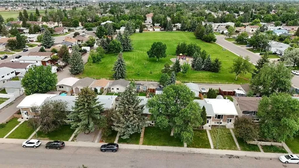 23 Selkirk Road W Lethbridge AB T1K 4N4